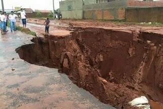Famílias tiveram que deixar casas por causa de cratera em avenida (Foto: Tá Na Mídia Naviraí)