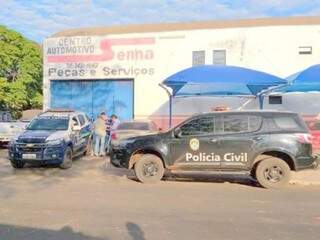 Viaturas da polícia em frente a oficina onde comerciante foi executado. (Foto: Marciano Candia) 