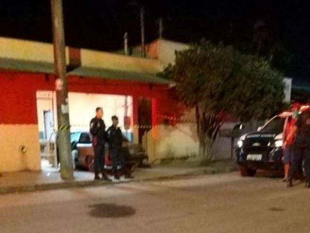 Esfaqueado, motorista foge, invade casa com ve&iacute;culo e morre na garagem