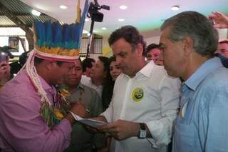 Indígenas cobraram demarcações de terras durante visita de candidato tucano (Foto: Cido Costa / Dourados Agora)