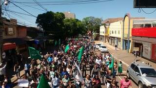 Protesto dos professores e outros sindicatos seguem para principais ruas da cidade (Foto:Chloé Pinheiro)