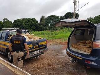 Policial rodoviário federal e maconha apreendida (Foto: Divulgação/ PRF)