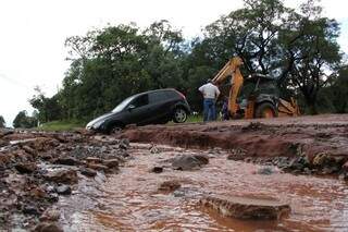 Carro fica atolado em cratera no bairro Nascente. (Foto: Marcos Ermínio)