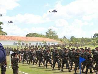 Evento teve desfile das tropas e sobrevoo de helicópteros (Foto: Marina Pacheco)