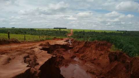 Estradas rurais estão destruídas após dois meses de chuva quase todo dia