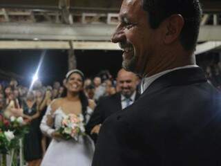 Momento em que José viu quem era a noiva, sua namorada, Ana Paula, e descobriu que quem iria se casar era ele! (Foto: Thaís Pimenta)