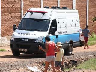 Veículo usado na transferência de presos circulando por ruas do Jardim Noroeste (Foto: Marcos Ermínio/Arquivo)