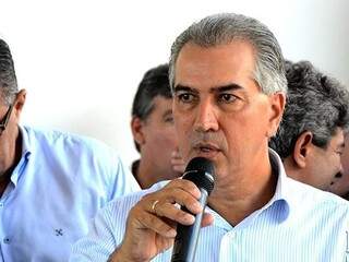 Governador Reinaldo Azambuja, durante anúncio de investimentos em Corumbá. (Foto: Anderson Gallo/Diário Corumbaense)