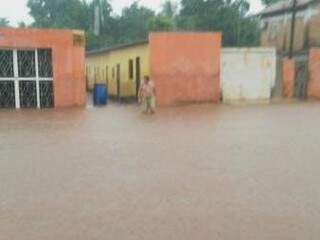 Em Nioaque, chuva invadiu casas e várias pessoas ficaram desabrigadas. (Foto: Direto das Ruas)