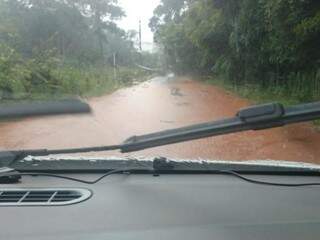 Condutor tentando seguir viagem à Piraputanga na tarde desta quinta-feira (28).(Foto: O Pantaneiro)