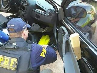 Droga foi encontrada em assoalho, portas e assoalho do carro. (Foto: PRF/ Divulgação)