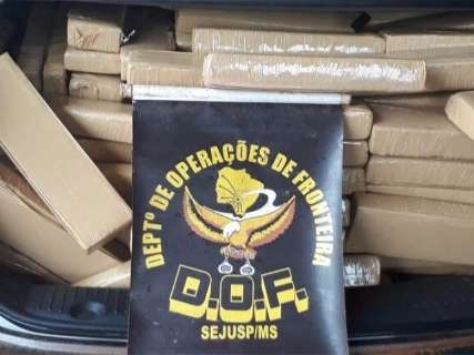 DOF aprende 695 quilos de maconha em carro furtado em Goiânia