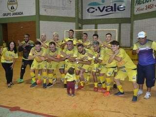 Equipe comemorando título de campeã sul-mato-grossense de futsal (Foto: A Boa Rolou/Facebook)