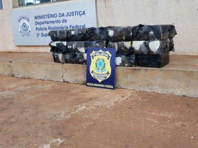 Traficante foge de abordagem e abandona carro com 306 quilos de maconha