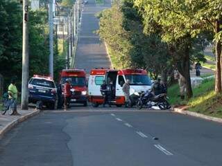 Equipes de socorro foram ao local, mas o motociclista já havia morrido (Foto: Henrique Kawaminami)