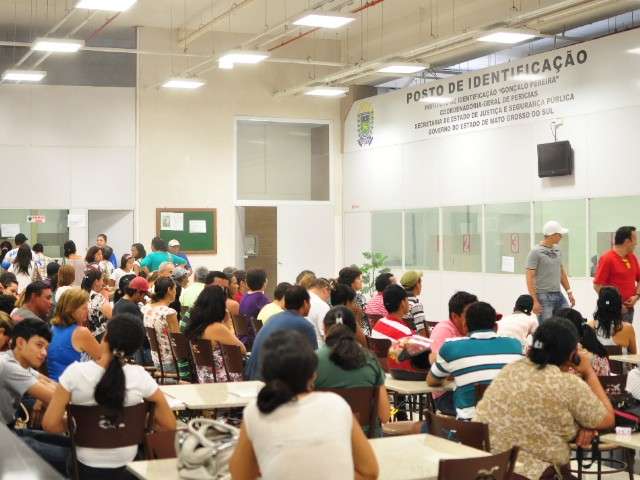 Posto tem fila e reclama&ccedil;&otilde;es de quem vai fazer identidade