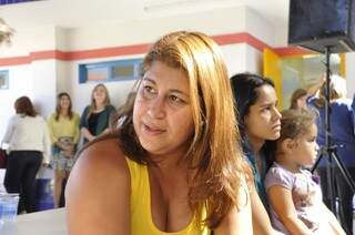 Com vaga garantida para filha, Karina poderá agora buscar um emprego fixo (Foto: Marcelo Calazans)