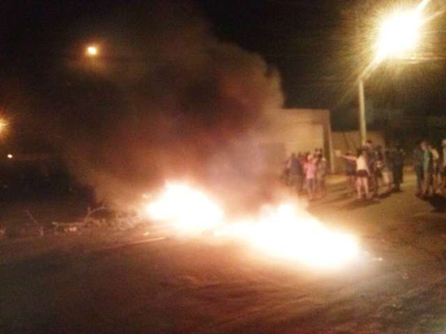 Manifestantes fecham avenida contra reintegra&ccedil;&atilde;o de posse