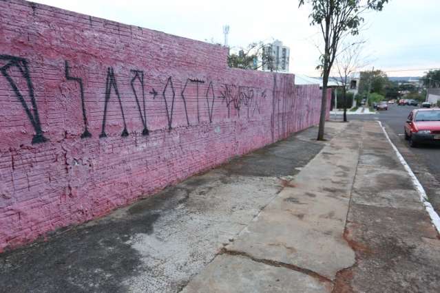 Pichadores expandem atua&ccedil;&atilde;o e sujam casas, lojas e at&eacute; carros