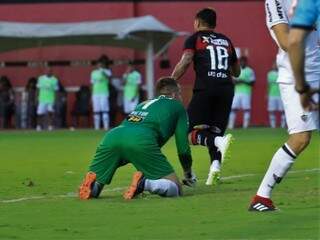 Léo Ceará celebra gol que garantiu resultado positivo sobre o Galo (Foto: EC Vitória/Divulgação)