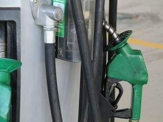 Nas bombas, os preços da gasolina não sofrem impacto dos reajustes da Petrobras (Foto: Marcus Ermínio)