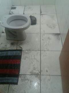 Água invadiu banheiro de residência na Vila Marli. (Foto: Direto das Ruas)
