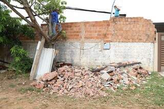 Funcionários da serralheria fazem reparos no estabelecimento após destruição. (Foto: Fernando Antunes)