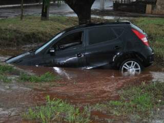Veículo cai em buraco coberto pela chuva em Maracaju. (Foto: Revista Brilhe)