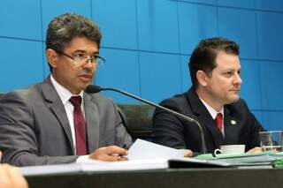 Rinaldo Modesto, líder do Governo, ao lado de Renato Câmara, durante sessão (Foto: Assessoria/ALMS)