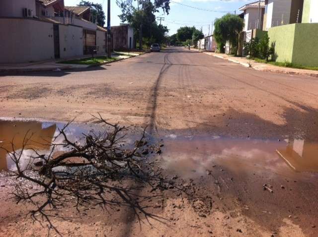 Prefeitura diz que Secretaria vai avaliar situa&ccedil;&atilde;o de buraco que acumula &aacute;gua