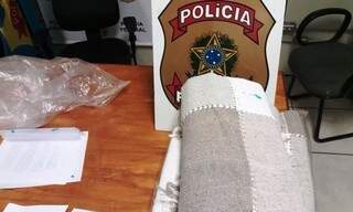 Peruano &eacute; flagrado com mantas e livros engomados em coca&iacute;na 