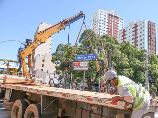 Na fase de acabamento da 14 de Julho, at&eacute; sem&aacute;foros s&atilde;o substitu&iacute;dos 