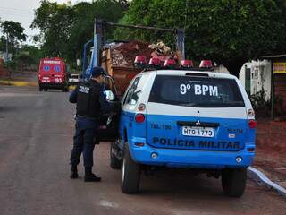 Homem caiu de caminhão e foi socorrido pelo Corpo de Bombeiros. A PM esteve no local. (Foto: João Garrigó)