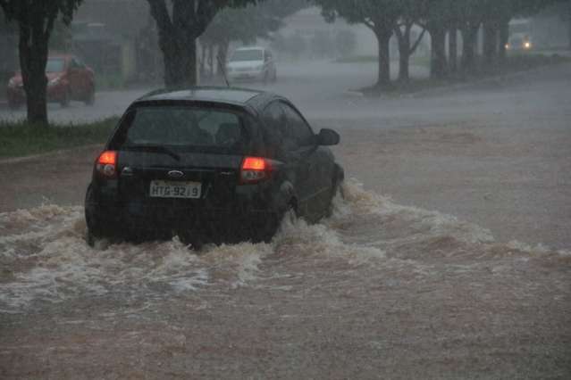 Chuva forte atinge Capital e bombeiros e Defesa Civil est&atilde;o em alerta