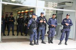 Guardas municipais barraram a entrada os moradores, depois o secretário de administração recebeu o grupo (Foto: Marcos Ermínio)