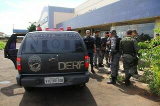 Os policias no local onde o suspeito foi preso (Foto: Marcos Ermínio)