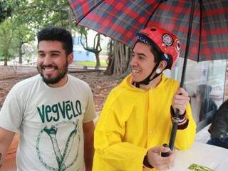 Paulo e Matheus encararam a chuva de ontem para levar comida vegana até o centro da Capital (Foto: Fernando Antunes)