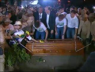 Família, amigos e populares se despedem de Eduardo Campos (Foto: Reprodução / TV Globo)