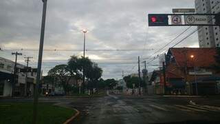 Tempo nublado após a chuva que caiu no início desta manhã (20) em Campo Grande. (Foto: André Bittar)