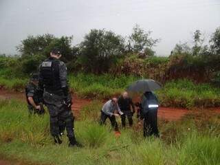 Local onde o suspeito foi flagrado jogando o corpo da vítima. (Foto: Osvaldo Duarte/Dourados News)