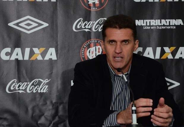 T&eacute;cnico do Atl&eacute;tico-PR, Vagner Mancini ministra palestra na Capital