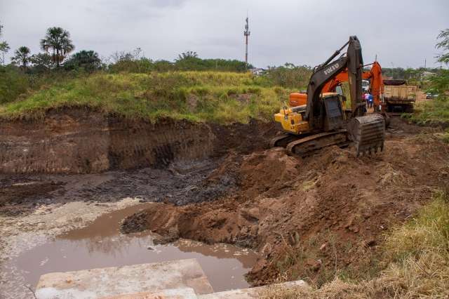 Em complemento a obra do lago, m&aacute;quinas retiram 4 mil m&sup3; de areia de nascente