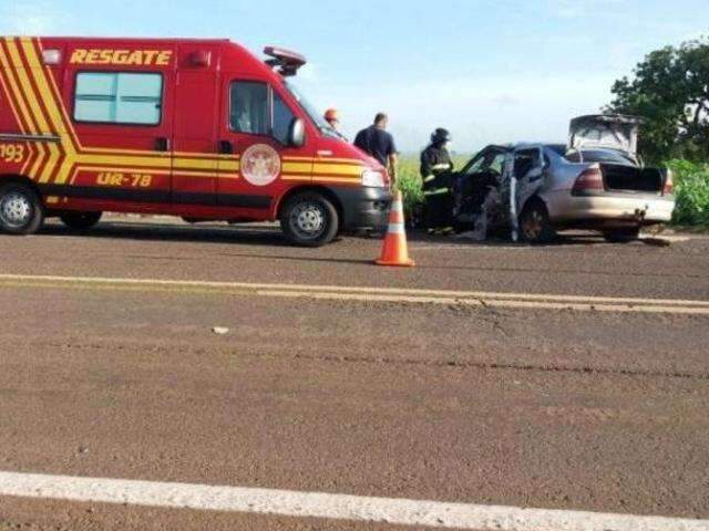 Na madrugada, acidente entre carro e caminh&atilde;o mata motorista de 21 anos 
