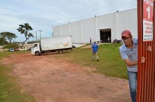 Caminhão chega para retirar medicamentos doados pelo Governo estadual (Foto: Vanderlei Aparecido)