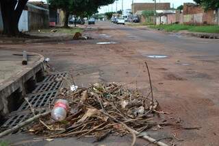 Acúmulo de lixo no bueiro prejudica escoamento de água no Jóquei Clube e facilita os alagamentos (Foto: Simão Nogueira)