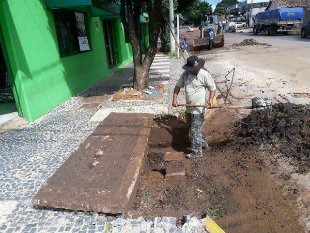 Pausa em chuvas d&aacute; in&iacute;cio a limpeza de ruas e bueiros em Bonito 
