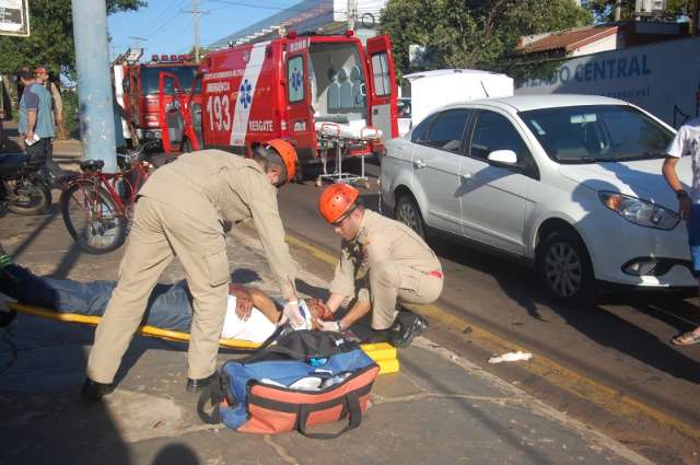 Ciclista fica ferido ap&oacute;s bater na traseira de carro parado em sem&aacute;foro 