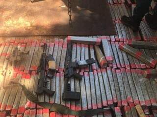 Fuzis, adaptador para pistola e tabletes de maconha encontrados em fundo falso de caminhão (Foto: Divulgação)