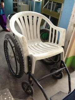 O &#039;jeitinho&#039; dado pelos nepaleses para ter uma cadeira de rodas dentro do hospital.