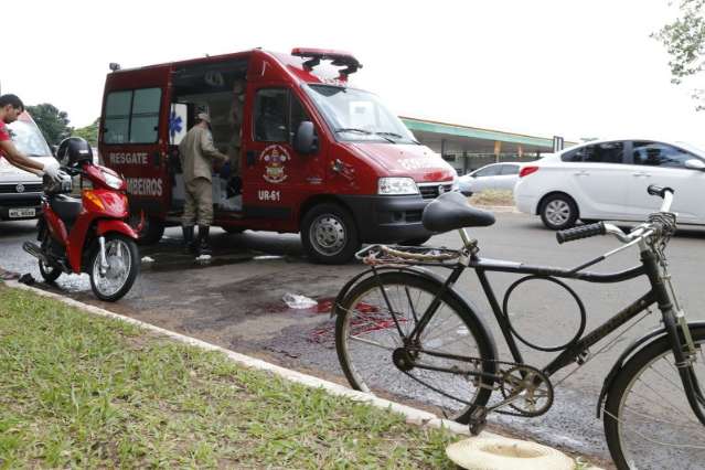Ciclista de 61 anos &eacute; atropelado ao atravessar via e fica gravemente ferido
